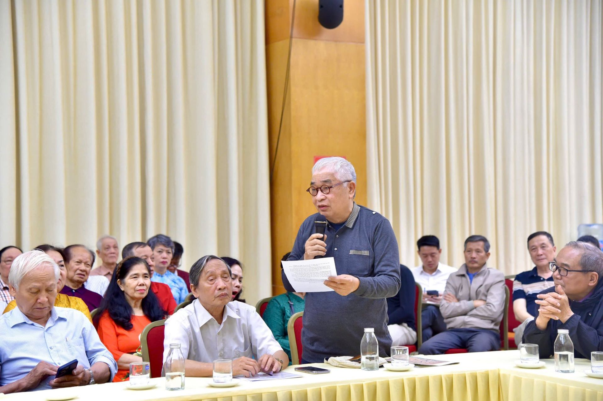 Đại biểu Nh&acirc;n d&acirc;n phường Ho&agrave;n Kiếm ph&aacute;t biểu &yacute; kiến, kiến nghị trực tiếp tại hội nghị, tập trung v&agrave;o c&aacute;c vấn đề d&acirc;n sinh, trật tự đ&ocirc; thị v&agrave; m&ocirc;i trường.