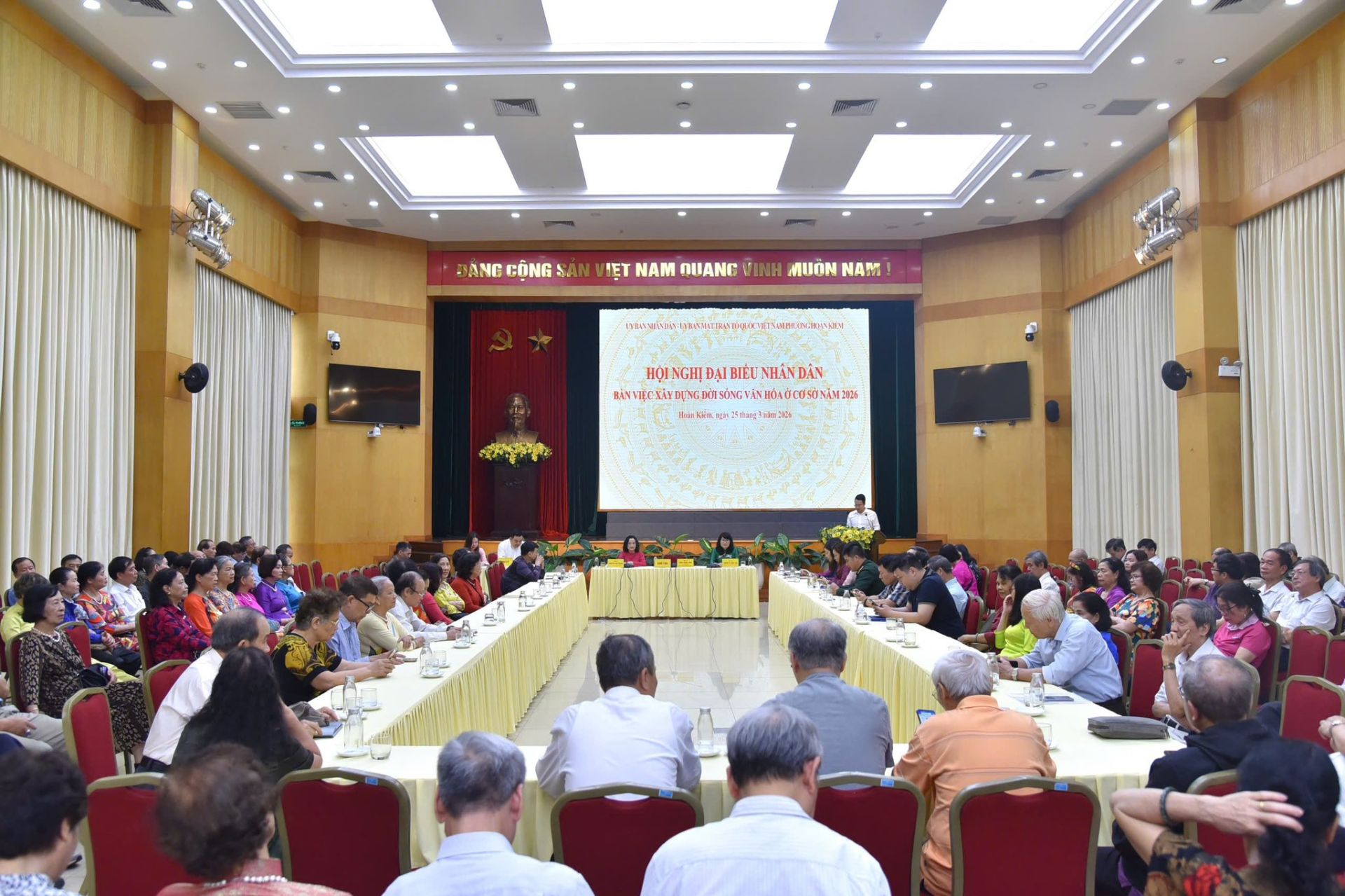 To&agrave;n cảnh Hội nghị đại biểu Nh&acirc;n d&acirc;n &ldquo;b&agrave;n việc x&acirc;y dựng đời sống văn h&oacute;a ở cơ sở&rdquo; phường Ho&agrave;n Kiếm năm 2026 với sự tham gia đ&ocirc;ng đảo đại biểu v&agrave; Nh&acirc;n d&acirc;n tr&ecirc;n địa b&agrave;n.