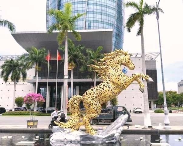 Di dời 2 linh vật ngựa về vị trí mới trước ngày giải phóng thành phố Đà Nẵng