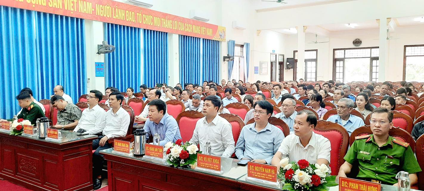 Dự hội nghị còn có: đồng chí Hoàng Anh Tuấn – Phó Bí thư Thường trực Đảng ủy; đồng chí Trần Huy Thành – Phó Bí thư Đảng ủy, Chủ tịch UBND và các lãnh đạo phòng ban phường Thành Nam Dự hội nghị còn có: đồng chí Hoàng Anh Tuấn – Phó Bí thư Thường trực Đảng ủy; đồng chí Trần Huy Thành – Phó Bí thư Đảng ủy, Chủ tịch UBND và các lãnh đạo phòng ban phường Thành Nam