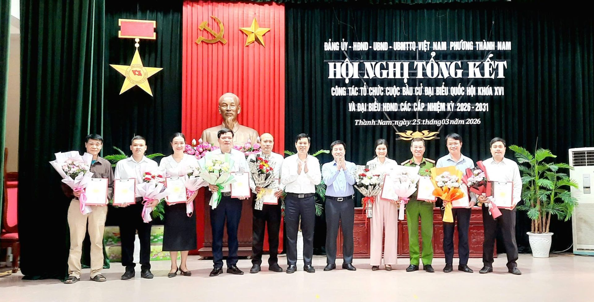 Lãnh đạo phường Thành Nam trao giấy chứng nhận đại biểu HĐND phường khóa II và tặng hoa chúc mừng các đại biểu trúng cử Lãnh đạo phường Thành Nam trao giấy chứng nhận đại biểu HĐND phường khóa II và tặng hoa chúc mừng các đại biểu trúng cử