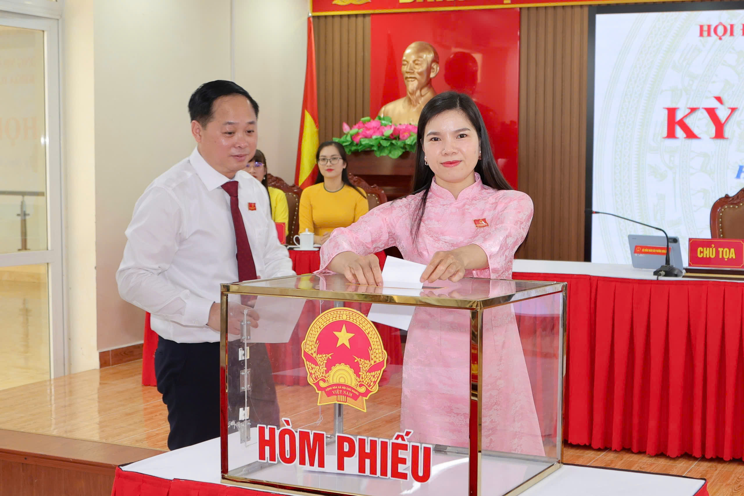 Đại biểu bỏ phiếu bầu một số chức danh l&atilde;nh đạo quan trọng.