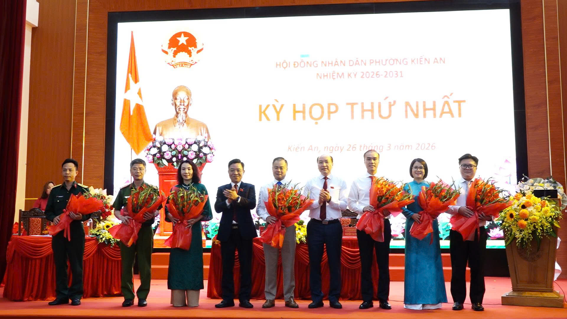 Đồng chí Trần Quang Tuấn – Bí thư Đảng ủy, Chủ tịch HĐND phường và đồng chí Nguyễn Thiện Kim – Phó Bí thư Thường trực Đảng ủy phường tặng hoa chúc mừng Chủ tịch UBND, các Phó Chủ tịch UBND, các Ủy viên UBND phường khóa II, nhiệm kỳ 2026-2031. Đồng chí Trần Quang Tuấn – Bí thư Đảng ủy, Chủ tịch HĐND phường và đồng chí Nguyễn Thiện Kim – Phó Bí thư Thường trực Đảng ủy phường tặng hoa chúc mừng Chủ tịch UBND, các Phó Chủ tịch UBND, các Ủy viên UBND phường khóa II, nhiệm kỳ 2026-2031.