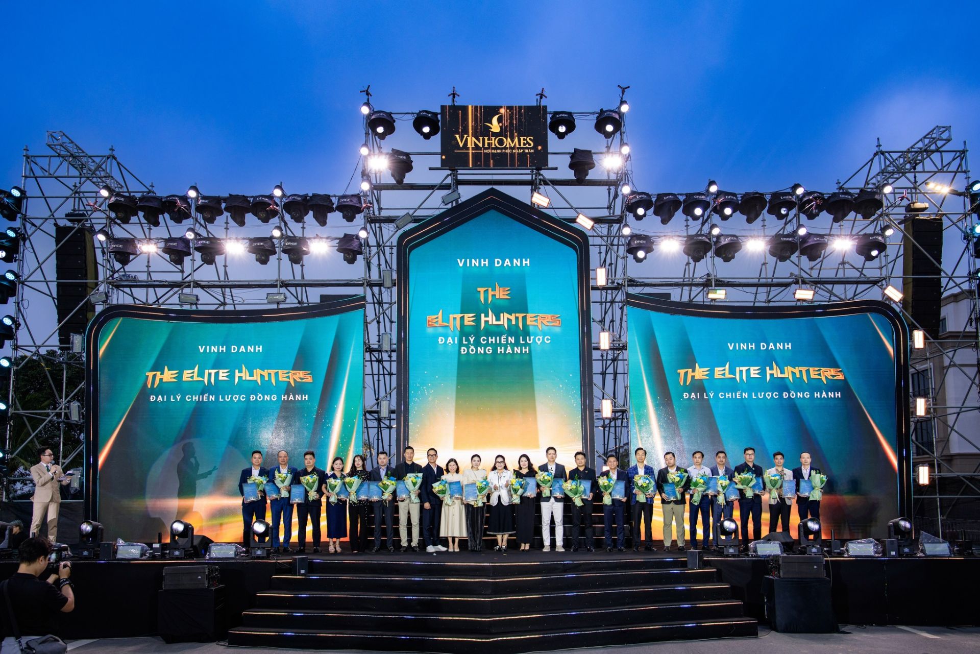 Không khí bùng nổ tại sự kiện tri ân “Hunt for Glory” là minh chứng rõ nét cho thấy sức nóng của Vinhomes Green Paradise đang lan rộng, khuấy động toàn thị trường miền Bắc Không khí bùng nổ tại sự kiện tri ân “Hunt for Glory” là minh chứng rõ nét cho thấy sức nóng của Vinhomes Green Paradise đang lan rộng, khuấy động toàn thị trường miền Bắc