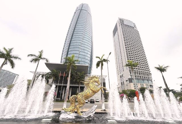 Mô hình Kim mã hợp nhất được lắp đặt trước Trung tâm Hành chính TP. Đà Nẵng. Mô hình Kim mã hợp nhất được lắp đặt trước Trung tâm Hành chính TP. Đà Nẵng.