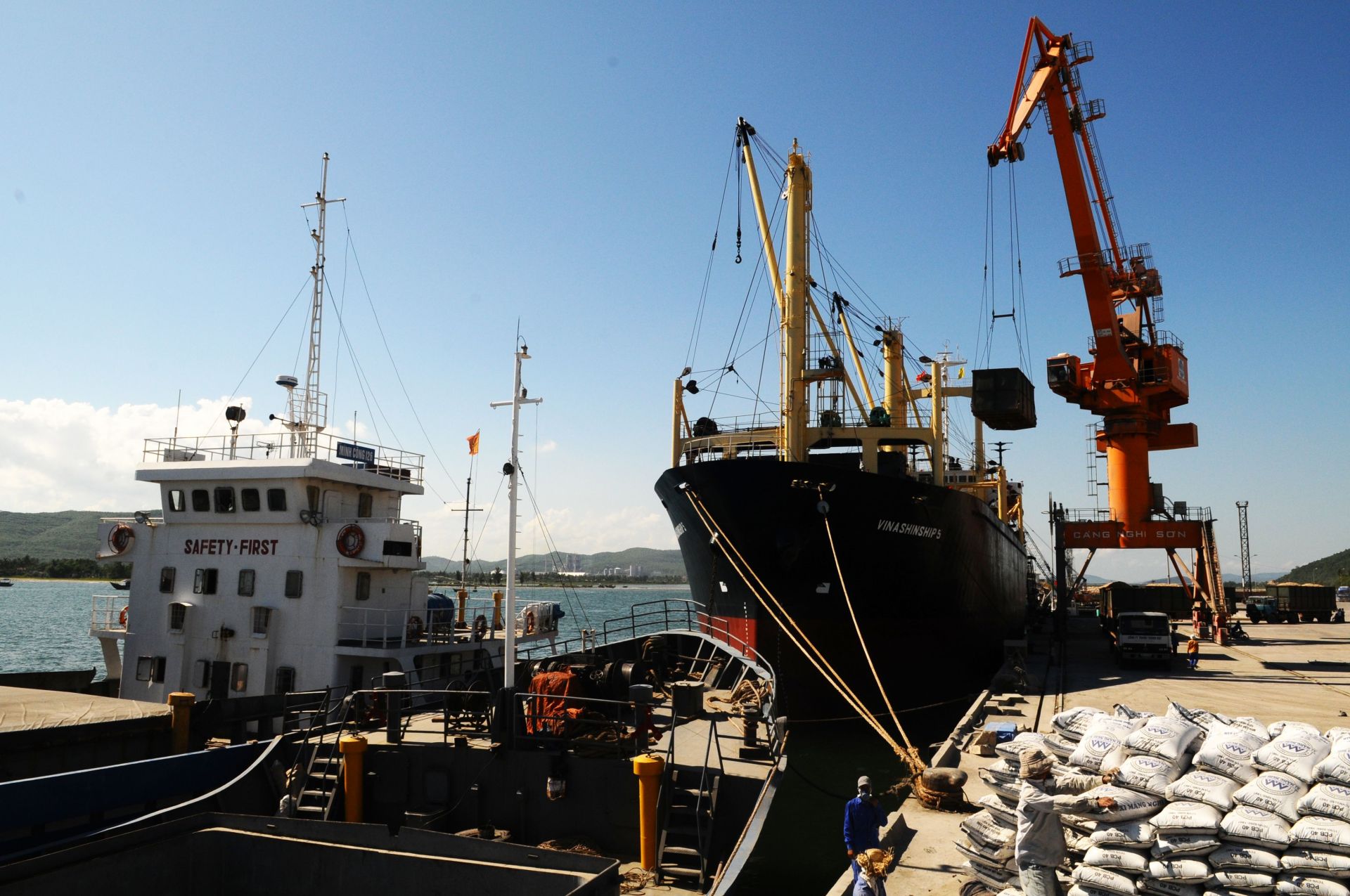 Bốc dỡ hàng hóa tại Cảng Nghi Sơn, tỉnh Thanh Hóa Bốc dỡ hàng hóa tại Cảng Nghi Sơn, tỉnh Thanh Hóa