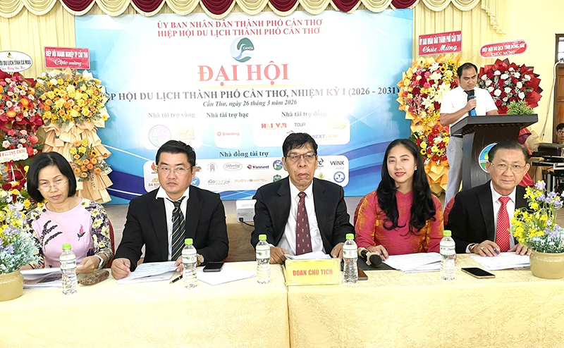 Chủ tọa đo&agrave;n Đại hội Hiệp hội Du lịch TP. Cần Thơ