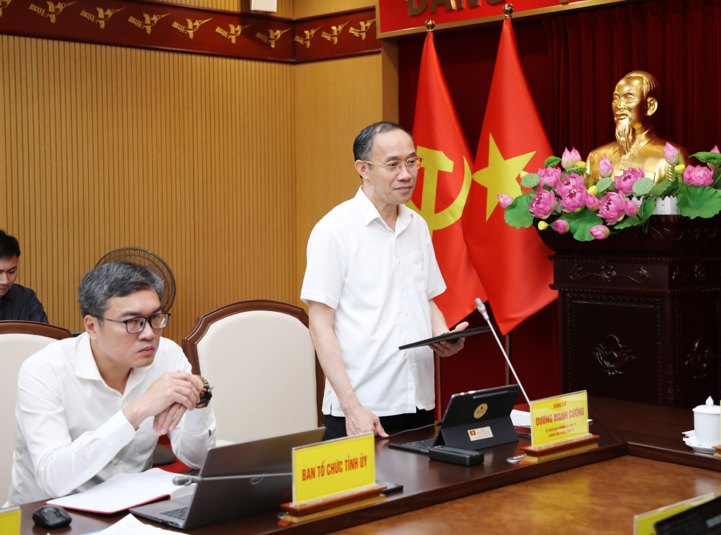 Ông Dương Mạnh Cường, Ủy viên Ban Thường vụ Tỉnh ủy, Chánh Văn phòng Tỉnh ủy Quảng Ninh, phát biểu tại hội nghị Ông Dương Mạnh Cường, Ủy viên Ban Thường vụ Tỉnh ủy, Chánh Văn phòng Tỉnh ủy Quảng Ninh, phát biểu tại hội nghị