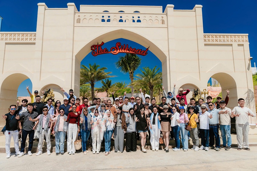 Du kh&aacute;ch chụp h&igrave;nh lưu niệm tại một điểm đến đẹp ở Mũi N&eacute;