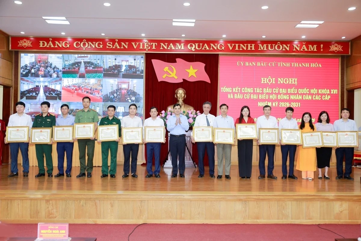 Đồng chí Nguyễn Hoài Anh, Ủy viên Trung ương Đảng, Phó Bí thư Tỉnh ủy, Chủ tịch UBND tỉnh, Chủ tịch Ủy ban bầu cử tỉnh trao Bằng khen cho các tập thể có thành tích xuất sắc trong công tác bầu cử. Đồng chí Nguyễn Hoài Anh, Ủy viên Trung ương Đảng, Phó Bí thư Tỉnh ủy, Chủ tịch UBND tỉnh, Chủ tịch Ủy ban bầu cử tỉnh trao Bằng khen cho các tập thể có thành tích xuất sắc trong công tác bầu cử.