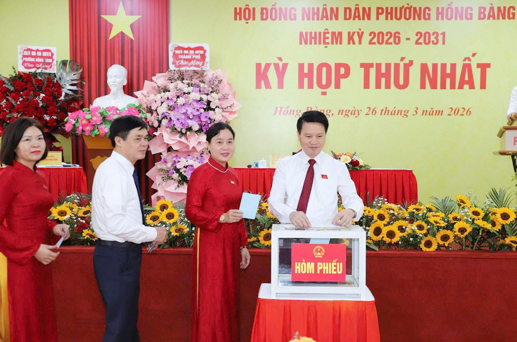 Các đại biểu bỏ phiếu bầu tại Kỳ họp. Các đại biểu bỏ phiếu bầu tại Kỳ họp.