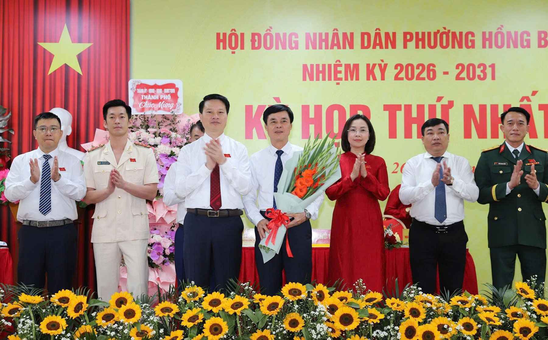 Đồng chí Nguyễn Văn Tuấn, Ủy viên Thành ủy, Bí thư Đảng ủy tặng hoa chúc mừng đồng chí Phạm Văn Đoan, Phó Bí thư Đảng ủy, Chủ tịch UBND phường khóa II. Đồng chí Nguyễn Văn Tuấn, Ủy viên Thành ủy, Bí thư Đảng ủy tặng hoa chúc mừng đồng chí Phạm Văn Đoan, Phó Bí thư Đảng ủy, Chủ tịch UBND phường khóa II.