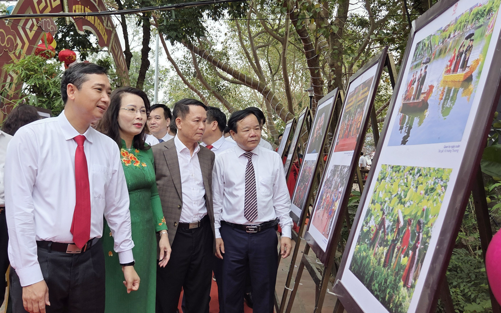 Các đại biểu tham quan gian trưng bày ảnh tại không gian Hội báo Xuân năm nay. Các đại biểu tham quan gian trưng bày ảnh tại không gian Hội báo Xuân năm nay.