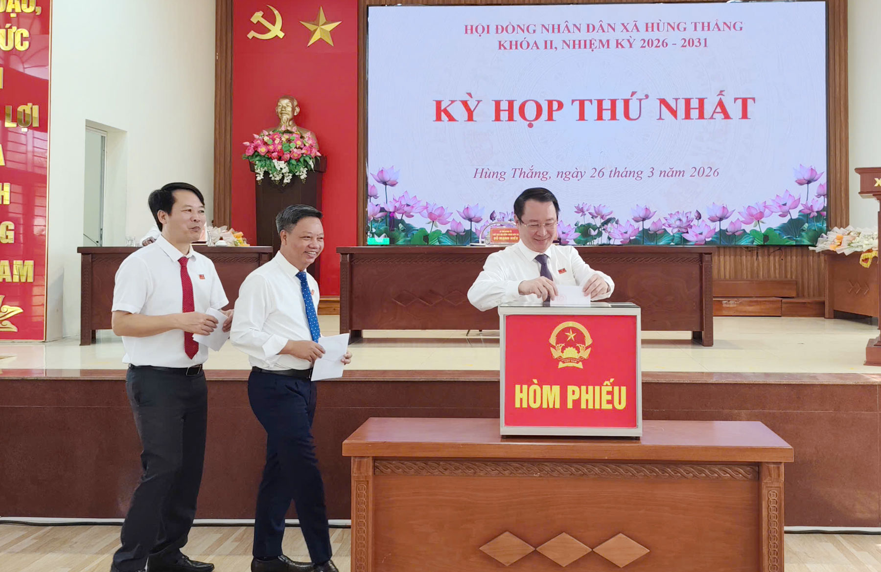 Các đại biểu bỏ phiếu bầu tại Kỳ họp. Các đại biểu bỏ phiếu bầu tại Kỳ họp.