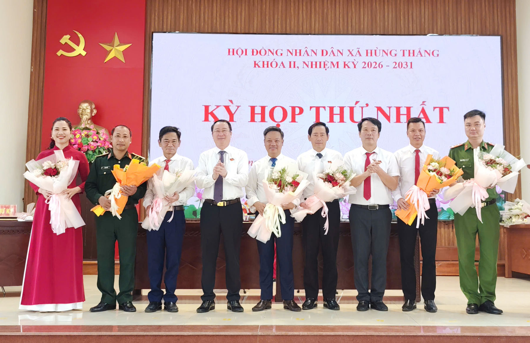 Các đồng chí lãnh đạo UBND xã khóa II ra mắt tại Kỳ họp. Các đồng chí lãnh đạo UBND xã khóa II ra mắt tại Kỳ họp.