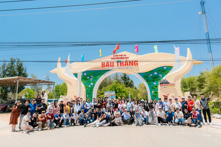 Kh&aacute;m ph&aacute; B&agrave;u Trắng - một điểm đến kh&ocirc;ng thể thiếu trong h&agrave;nh tr&igrave;nh của du kh&aacute;ch bởi sự th&uacute; vị v&agrave; h&ugrave;ng vĩ của n&oacute;