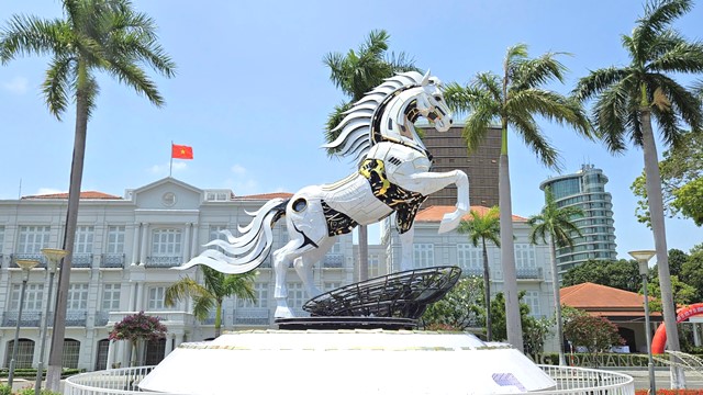 Mô hình Kim mã 4.0 được lắp đặt tại sàn cảnh quan trước cầu chữ T. Mô hình Kim mã 4.0 được lắp đặt tại sàn cảnh quan trước cầu chữ T.