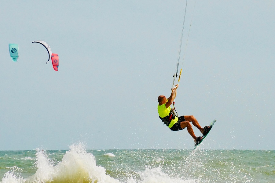 Lướt v&aacute;n diều - bộ m&ocirc;n thể thao y&ecirc;u th&iacute;ch của du kh&aacute;ch quốc tế tại Mũi N&eacute;