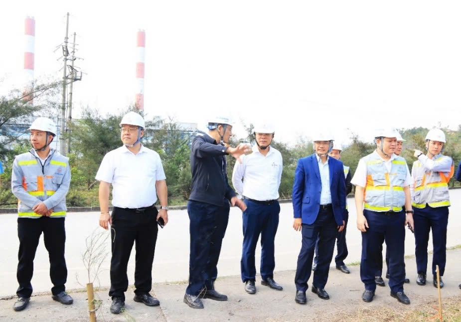 Đoàn công tác của EVNGENCO3 kiểm tra khu vực lắp đặt thử nghiệm các thiết bị cải tiến để giảm nhiệt độ đầu ra nước làm mát của Nhà máy Nhiệt điện Mông Dương Đoàn công tác của EVNGENCO3 kiểm tra khu vực lắp đặt thử nghiệm các thiết bị cải tiến để giảm nhiệt độ đầu ra nước làm mát của Nhà máy Nhiệt điện Mông Dương