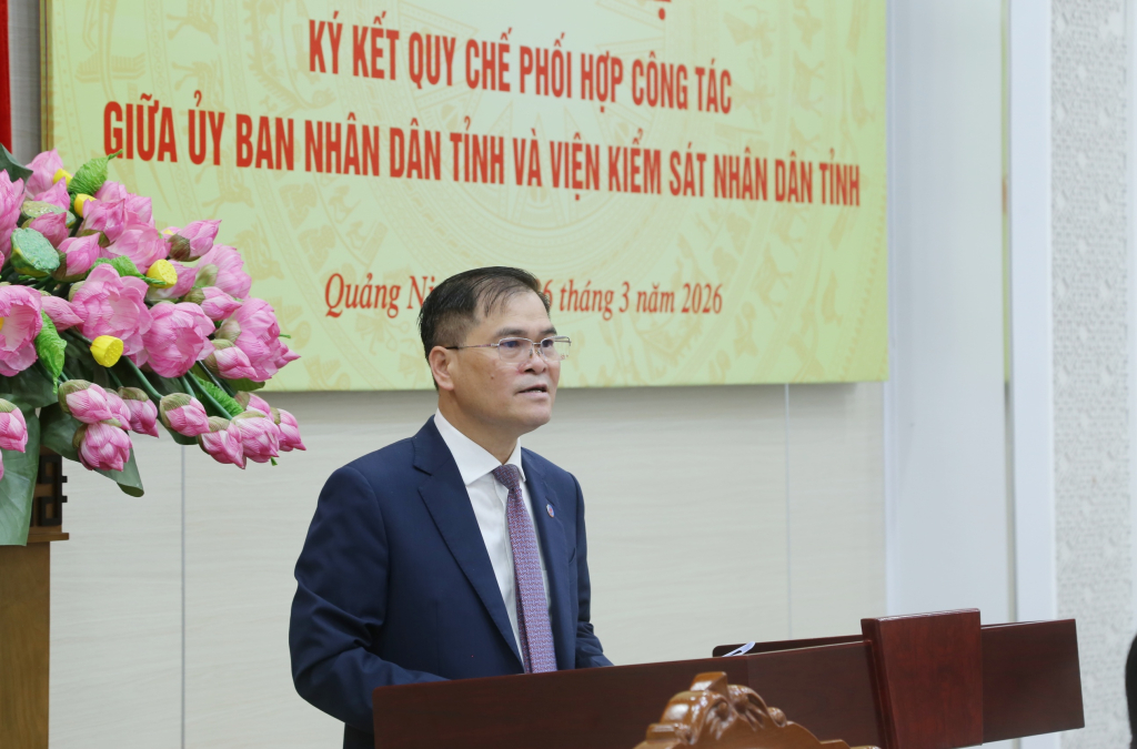 &Ocirc;ng B&ugrave;i Văn Khắng, Ph&oacute; B&iacute; thư Tỉnh ủy, Chủ tịch UBND tỉnh Quảng Ninh ph&aacute;t biểu tại hội nghị