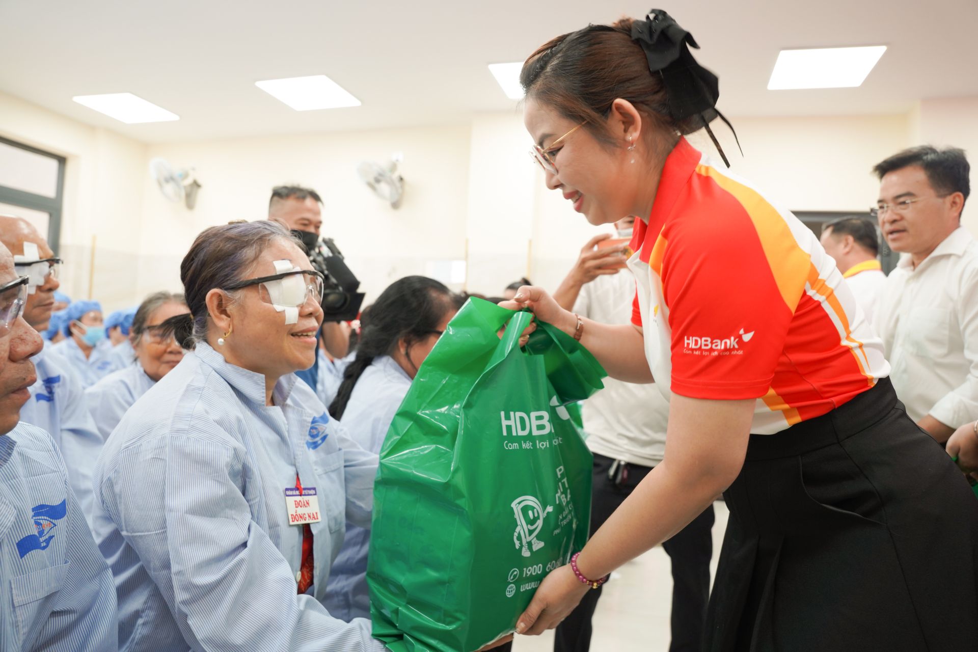 Sắp tới, HDBank sẽ tiếp tục c&ugrave;ng Hội Bảo trợ Bệnh nh&acirc;n ngh&egrave;o TP.HCM triển khai nhiều ca phẫu thuật mắt trong năm 2026 tại nhiều địa phương kh&aacute;c tr&ecirc;n cả nước
