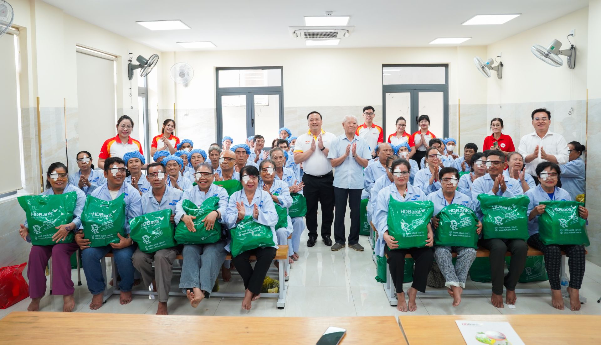 Sau 20 năm, đến nay, HDBank c&ugrave;ng Hội đ&atilde; mang &aacute;nh s&aacute;ng cho hơn 17.000 người ngh&egrave;o tr&ecirc;n cả nước