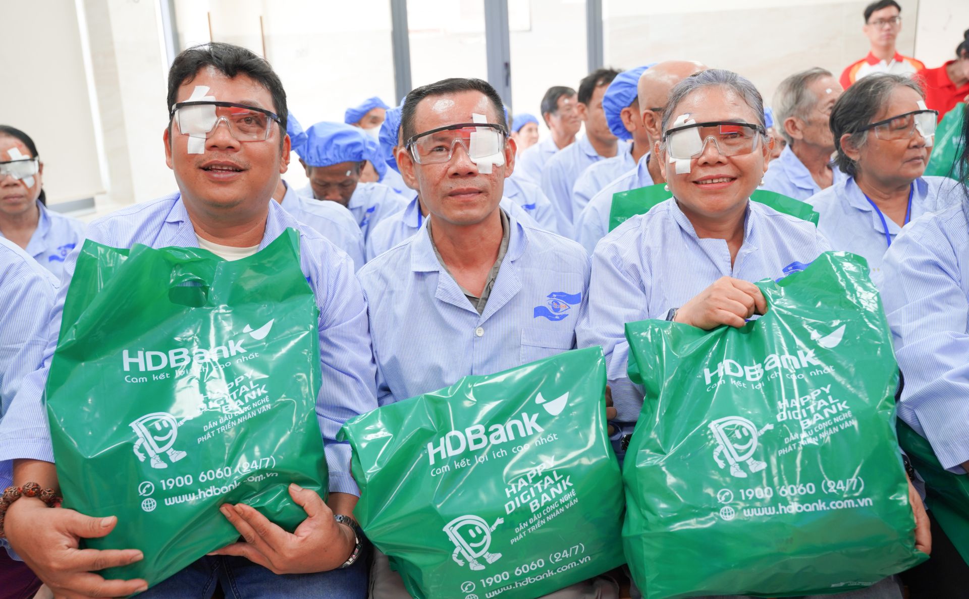 Trong s&aacute;ng 25/3, 200 bệnh nh&acirc;n c&oacute; ho&agrave;n cảnh kh&oacute; khăn ở TP. HCM v&agrave; c&aacute;c tỉnh l&acirc;n cận đ&atilde; c&oacute; mặt tại Bệnh viện Mắt T&acirc;y Nam từ s&aacute;ng sớm để thực hiện phẫu thuật mắt miễn ph&iacute;