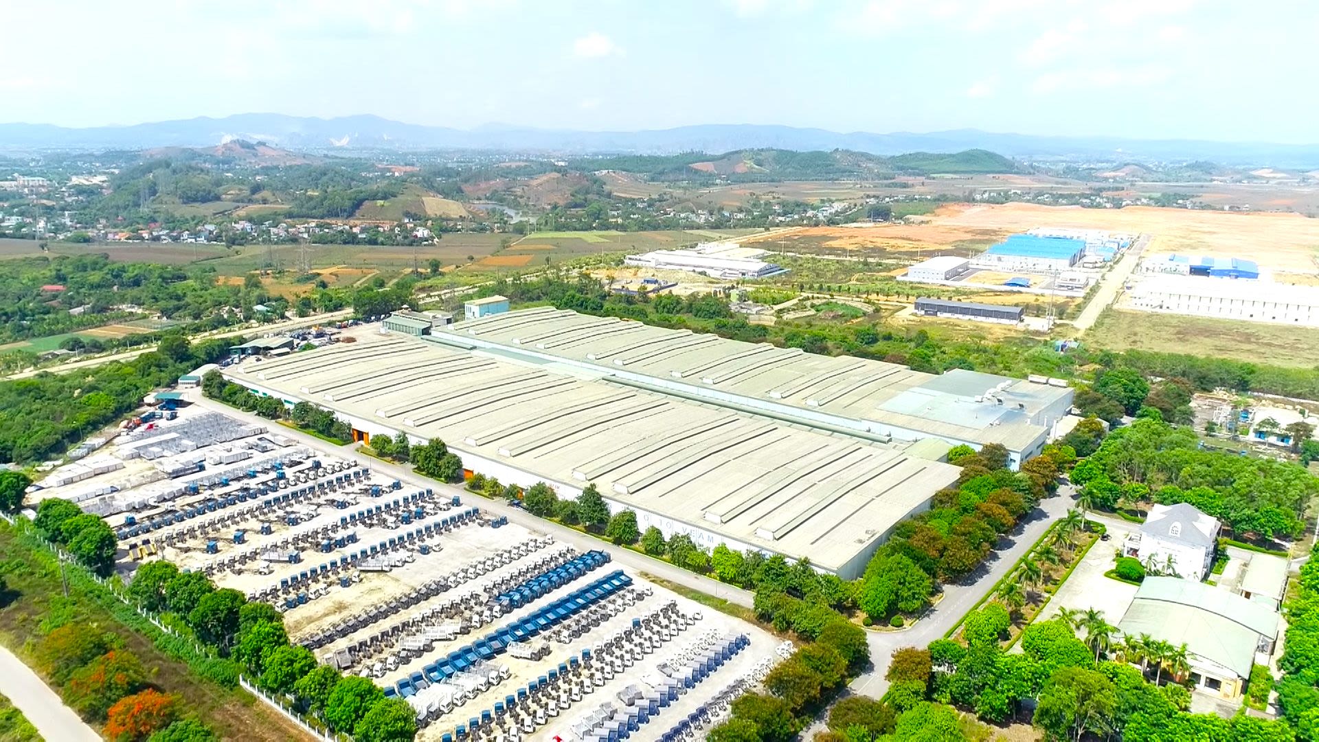 hanh Hóa còn chú trọng đầu tư đồng bộ các lĩnh vực hạ tầng khác như khu kinh tế, khu công nghiệp, điện năng, đô thị, thương mại và du lịch hanh Hóa còn chú trọng đầu tư đồng bộ các lĩnh vực hạ tầng khác như khu kinh tế, khu công nghiệp, điện năng, đô thị, thương mại và du lịch