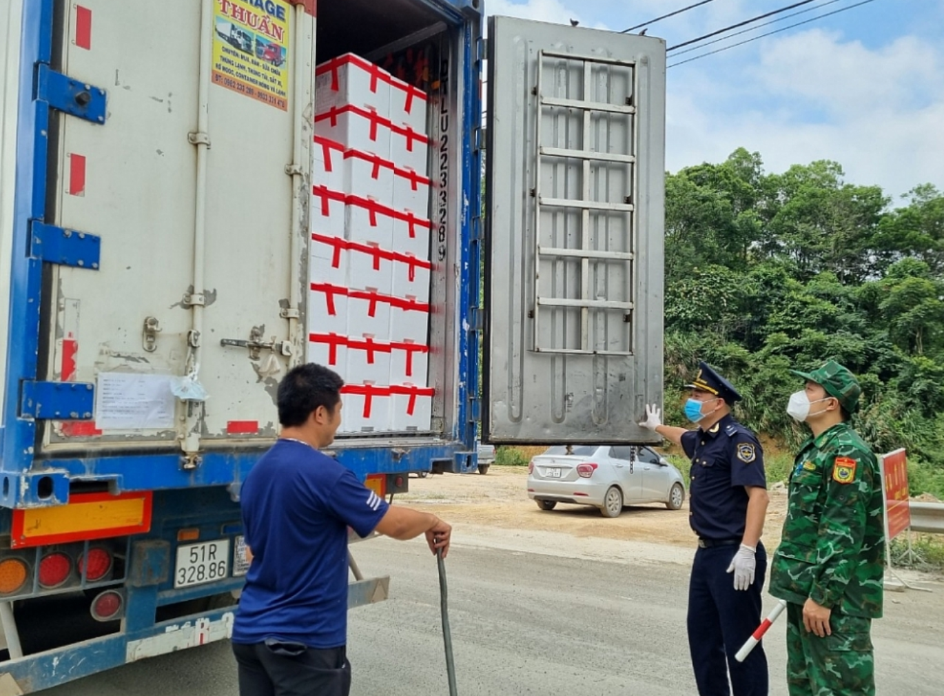 Công chức Hải quan khu vực IV phối hợp, kiểm tra hàng hóa xuất nhập khẩu. Ảnh: KT Công chức Hải quan khu vực IV phối hợp, kiểm tra hàng hóa xuất nhập khẩu. Ảnh: KT