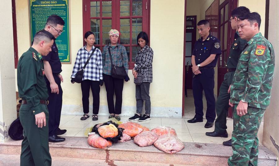 Ngăn chặn gần 1 tạ thực phẩm bẩn tuồn qua cửa khẩu Lào Cai