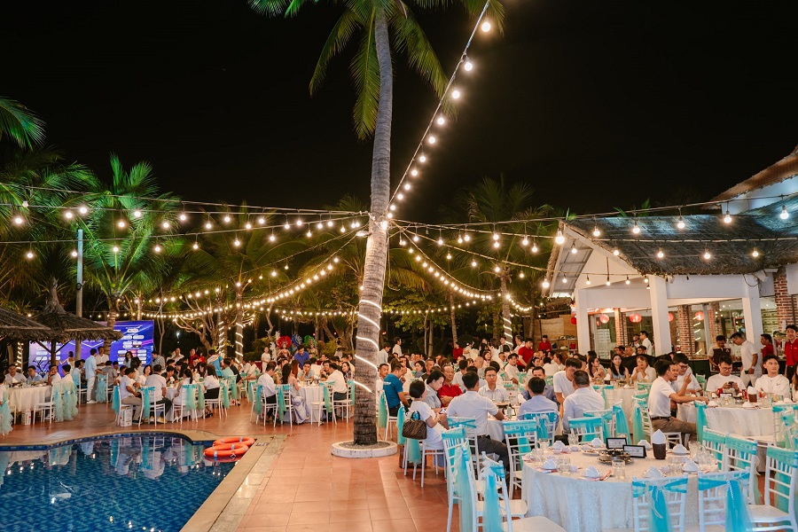 Thưởng thức ẩm thực xứ biển trong kh&ocirc;ng gian l&atilde;ng mạn cũng l&agrave; một điểm cộng cho mỗi chuyến h&agrave;nh tr&igrave;nh của du kh&aacute;ch