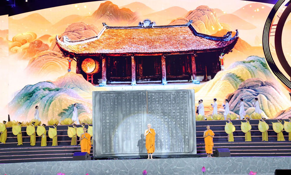 Tiết mục t&aacute;i hiện con đường tu h&agrave;nh của Phật ho&agrave;ng Trần Nh&acirc;n T&ocirc;ng.