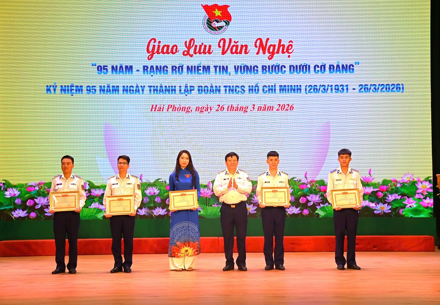 Thủ trưởng BTL V&ugrave;ng Cảnh s&aacute;t biển 1 trao thưởng cho c&aacute;c tập thể, c&aacute; nh&acirc;n đạt th&agrave;nh t&iacute;ch xuất sắc trong Cuộc thi trực tuyến &ldquo;Tự h&agrave;o Đo&agrave;n t&ocirc;i&rdquo;Thủ trưởng BTL V&ugrave;ng Cảnh s&aacute;t biển 1 trao thưởng cho c&aacute;c tập thể, c&aacute; nh&acirc;n đạt th&agrave;nh t&iacute;ch xuất sắc trong Cuộc thi trực tuyến &ldquo;Tự h&agrave;o Đo&agrave;n t&ocirc;i&rdquo;