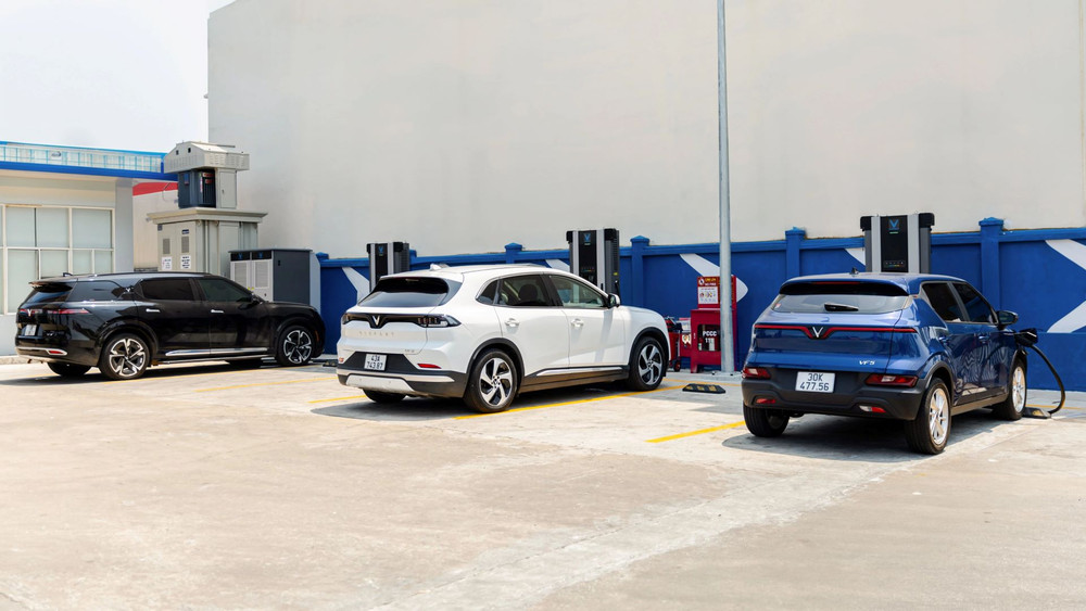 Chi ph&iacute; nhi&ecirc;n liệu th&uacute;c đẩy người d&ugrave;ng đổi lựa chọn chuyển sang xe tiết kiệm