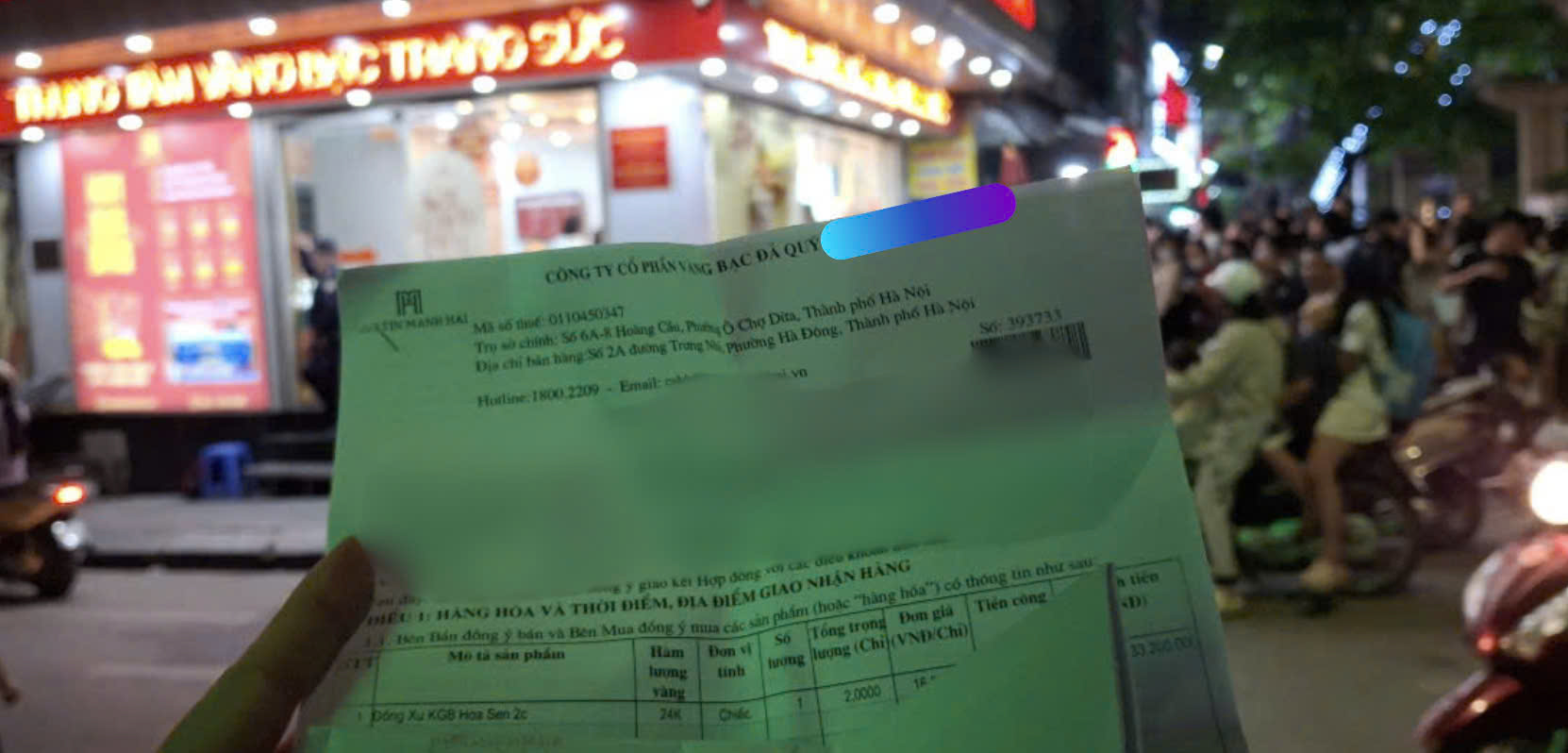 Người mua mang giấy hẹn đến tiệm vàng tối 25/3. Người mua mang giấy hẹn đến tiệm vàng tối 25/3.