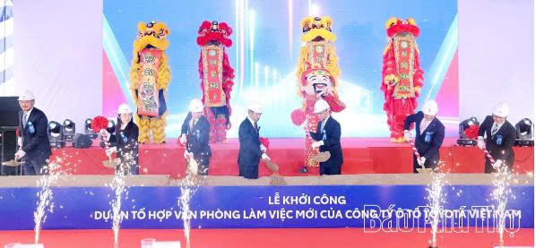 Các đại biểu thực hiện nghi thức khởi công Dự án Tổ hợp văn phòng làm việc mới tại trụ sở ở phường Phúc Yên. Các đại biểu thực hiện nghi thức khởi công Dự án Tổ hợp văn phòng làm việc mới tại trụ sở ở phường Phúc Yên.