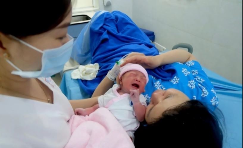 Đề xuất lao động nam được nghỉ 10 ngày khi vợ sinh con thứ hai nhằm ứng phó đà giảm sinh