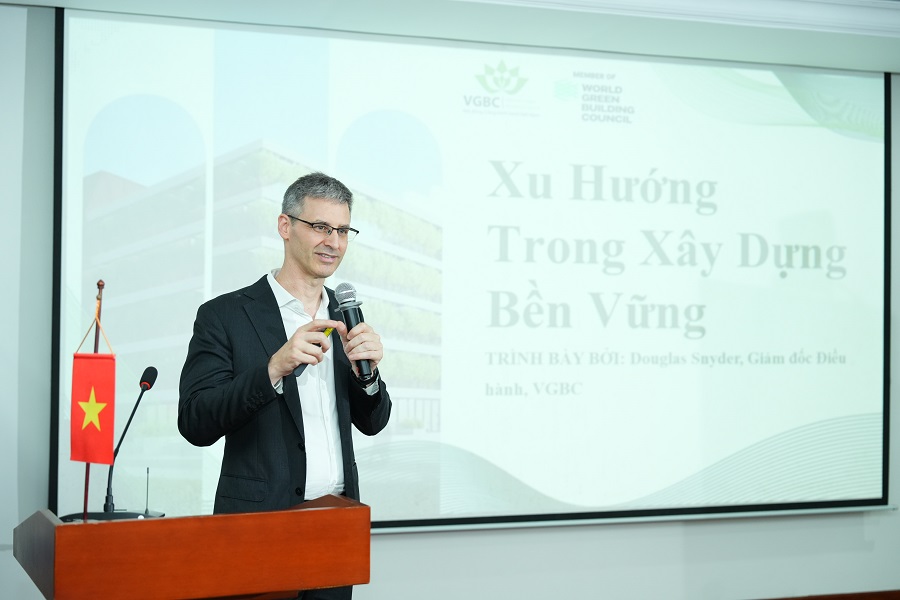 Ông Douglas Lee Snyder – Giám đốc Điều hành Hội đồng Công trình Xanh Việt Nam (VGBC) Ông Douglas Lee Snyder – Giám đốc Điều hành Hội đồng Công trình Xanh Việt Nam (VGBC)