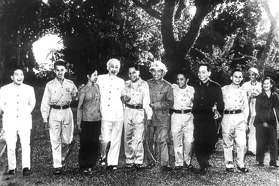 Anh hùng Hồ Vai (bên tay phải của Bác) gặp Bác Hồ năm 1965 (ảnh tư liệu) Anh hùng Hồ Vai (bên tay phải của Bác) gặp Bác Hồ năm 1965 (ảnh tư liệu)