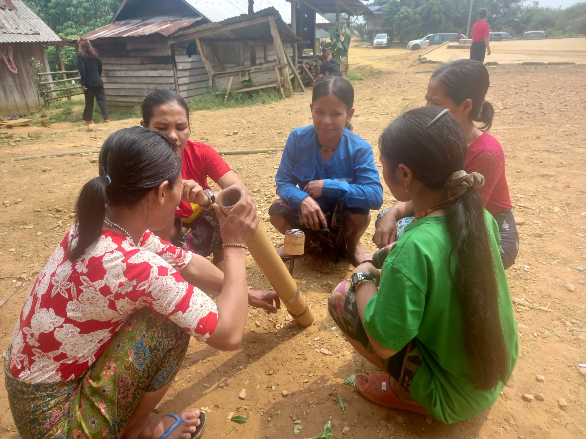 Th&oacute;i qu&ecirc;n chuyền tay nhau h&uacute;t thuốc ở đống b&agrave;o A Lưới đang được dẹp bỏ lần