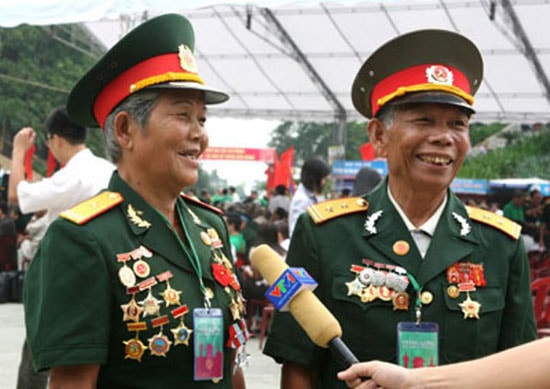 Anh hùng LLVTND Hồ Vai (bên phải) và Anh hùng Kăn Lịch (ảnh Tuấn Lê) Anh hùng LLVTND Hồ Vai (bên phải) và Anh hùng Kăn Lịch (ảnh Tuấn Lê)