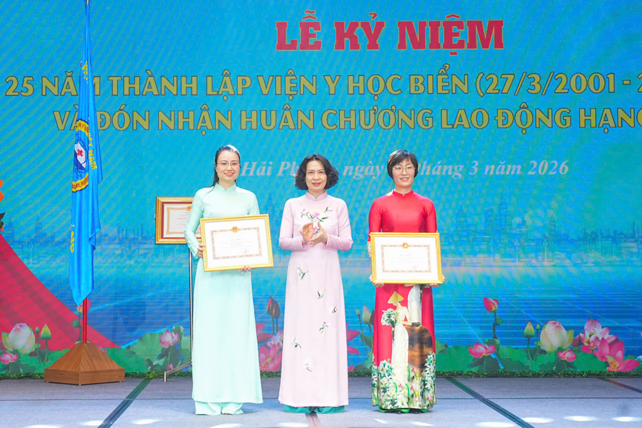 Thứ trưởng Bộ Y tế Nguyễn Thị Liên Hương trao tặng Bằng khen cho các tập thể có thành tích xuất sắc. Thứ trưởng Bộ Y tế Nguyễn Thị Liên Hương trao tặng Bằng khen cho các tập thể có thành tích xuất sắc.