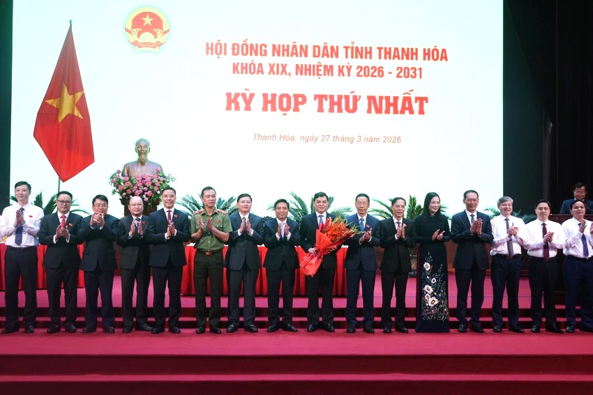 L&atilde;nh đạo tỉnh Thanh H&oacute;a tặng hoa ch&uacute;c mừng &ocirc;ng Nguyễn Ho&agrave;i Anh t&aacute;i đắc cử Chủ tịch UBND tỉnh Thanh H&oacute;a nhiệm kỳ 2026-2031.