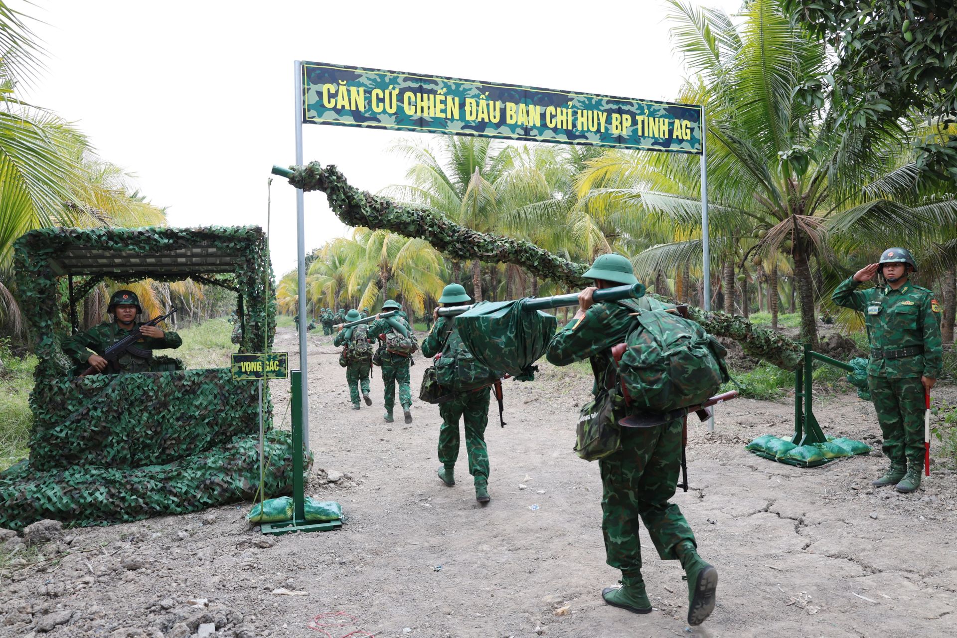 Luyện tập cơ động ra khu căn cứ chiến đấu giả định