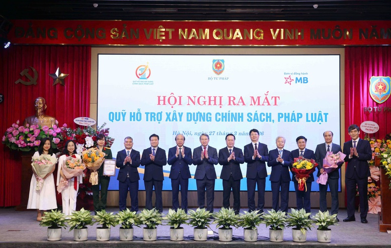 Bộ trưởng Nguyễn Hải Ninh c&ugrave;ng c&aacute;c đại biểu tặng hoa đại diện c&aacute;c nh&agrave; t&agrave;i trợ. Ảnh: VGP/DA