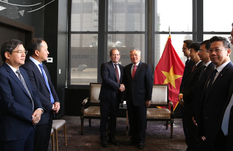 Ph&oacute; Thủ tướng Thường trực Ch&iacute;nh phủ Nguyễn H&ograve;a B&igrave;nh tiếp &ocirc;ng Richard Sobel, L&atilde;nh đạo Quỹ Đầu tư Polymorphic Capital - Ảnh: VGP/Nguyễn Ho&agrave;ng