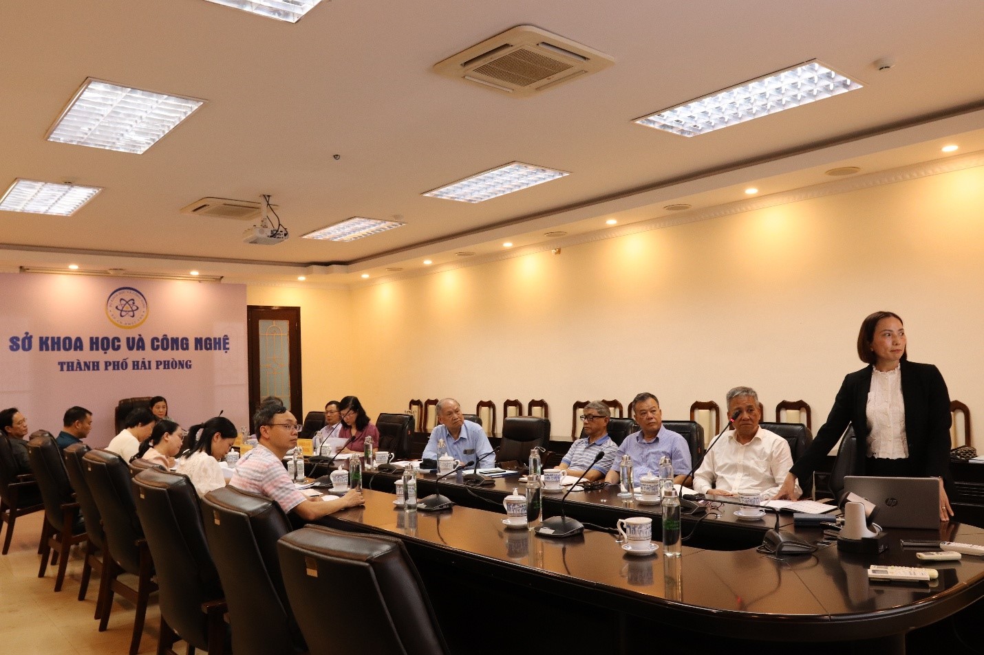 Đại diện nh&oacute;m nghi&ecirc;n cứu thuyết minh về đề t&agrave;i.