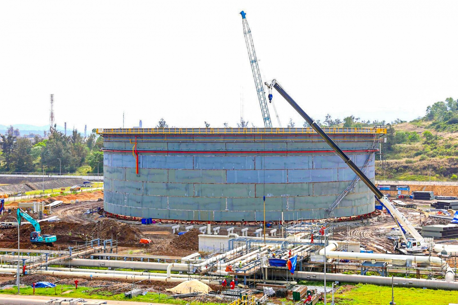 Bồn chứa dầu th&ocirc; mới đang được BSR v&agrave; đơn vị nh&agrave; thầu tập trung ho&agrave;n th&agrave;nh để sớm đưa v&agrave;o hoạt động, phục vụ cho hoạt động sản xuất kinh doanh v&agrave; bảo đảm an ninh năng lượng quốc gia