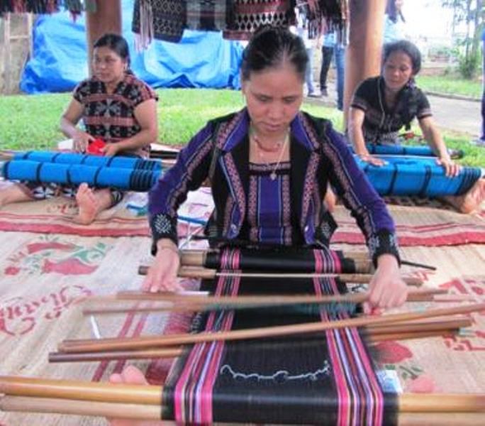 Người A Lưới tập trung khôi phục nghề truyền thống dệt zèng theo gương sản xuất của Anh hùng Hồ Vai Người A Lưới tập trung khôi phục nghề truyền thống dệt zèng theo gương sản xuất của Anh hùng Hồ Vai