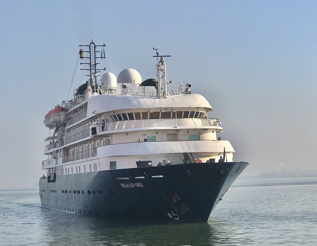 Đo&agrave;n t&agrave;u du lịch quốc tế NOBLE CALEDONIA &ndash; ISLAND SKY chuẩn bị cập cảng Quy Nhơn. Ảnh: Viết Hiền